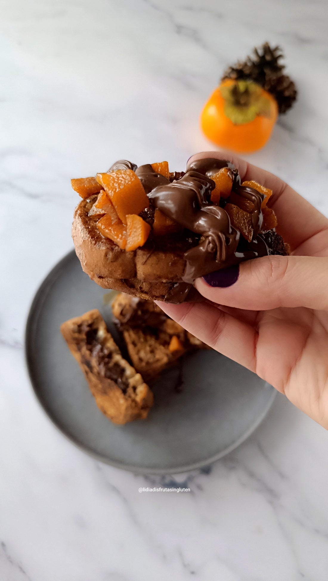 Tostadas francesas con caqui  rellenas de crema de cacao y avellanas
