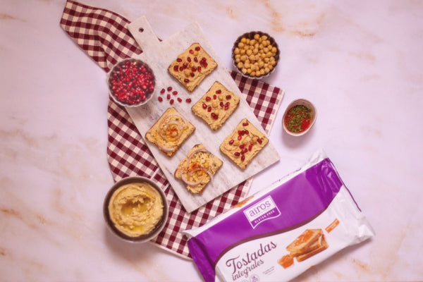 Tostadas de hummus de garbanzos sin gluten.
