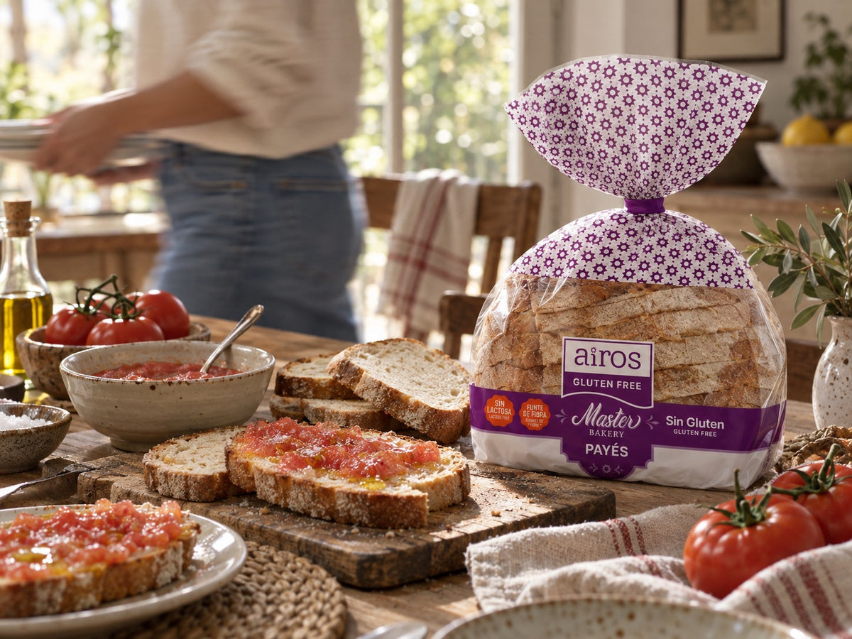 Pan de molde payés sin gluten de Airos en una mesa con tostadas con tomate, aceite y tomates frescos
