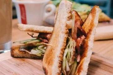 Bikinis de Roastbeef con cebolla caramelizada