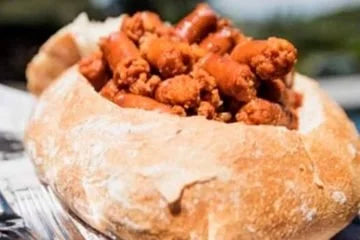 Pan rústico redondo con chistorra de Navarra