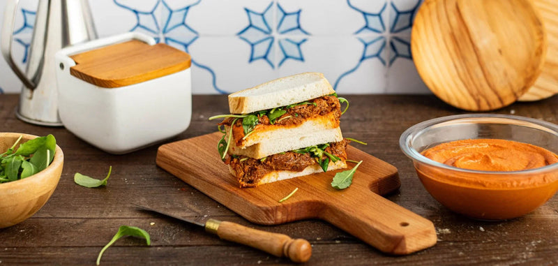 Sándwich sin gluten con salsa muhammara y pulled pork