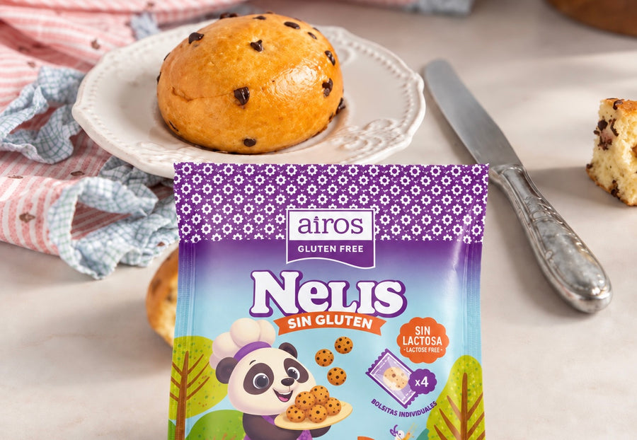 Bolsa de Nelis sin gluten de Airos junto a un bollito con pepitas de chocolate en un plato